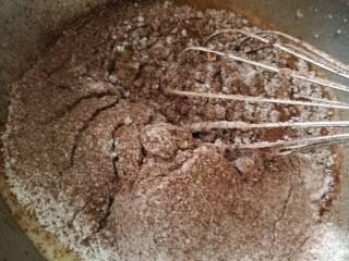 5、巧克力月饼（超详细）,筛入混合好的低筋面粉、澄面和可可粉。