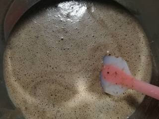 6、巧克力月饼（超详细）,将面粉和液体搅拌均匀，有点小颗粒没关系。