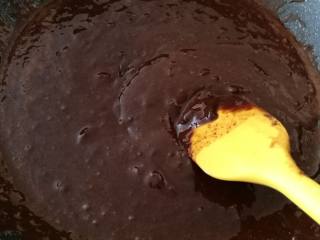 8、巧克力月饼（超详细）,一定要不停地用硅胶刀搅拌，一直小火炒，边炒边用硅胶刀压碎没搅拌均匀的小颗粒。