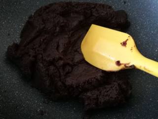 9、巧克力月饼（超详细）,直到炒到不沾硅胶刀的状态，有点像炒豆沙那样的状态，不要炒太干了，细腻不沾硅胶刀就差不多好了。
