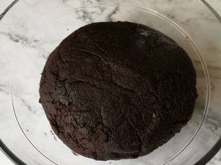 10、巧克力月饼（超详细）,炒好的馅冷却后盖上保鲜膜冰箱冷藏1-2小时。