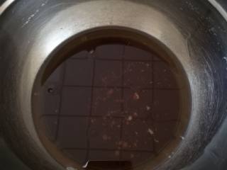 12、巧克力月饼（超详细）,将花生油和巧克力酱倒入干净的盆中。