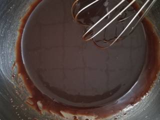 13、巧克力月饼（超详细）,用手动打蛋器充分搅拌均匀。