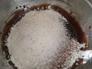 14、巧克力月饼（超详细）,筛入中筋面粉和可可粉。