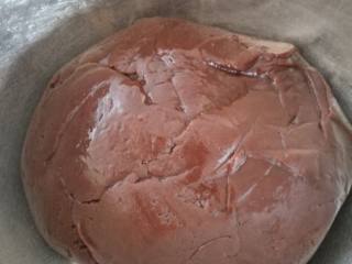 15、巧克力月饼（超详细）,用硅胶刀翻拌成光滑的面团。