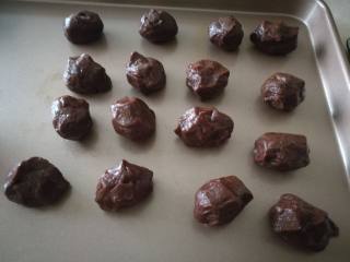 16、巧克力月饼（超详细）,将巧克力馅和巧克力皮称重，每个25克，大概能做30个。