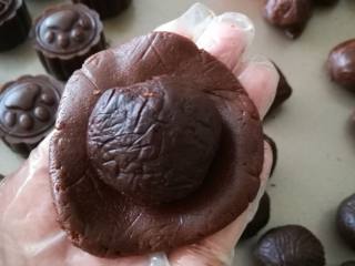 17、巧克力月饼（超详细）,巧克力皮在手上按压成薄片，包入一个巧克力馅，滚圆。