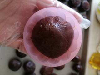 18、巧克力月饼（超详细）,滚圆的面团放入月饼模具中。