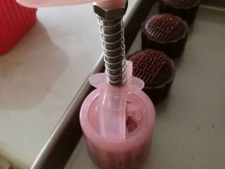 19、巧克力月饼（超详细）,在烤盘上按压除月饼形状，从模具中推出来。