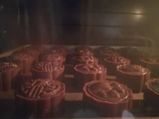 21、巧克力月饼（超详细）,月饼烤前用小喷壶喷点水，上下火180度烤20分钟，中途是不用刷蛋黄也不用盖锡纸的。