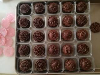 22、巧克力月饼（超详细）,烤好的月饼晾凉后密封保存，等待两天回油后味道会更好，但是自己做得无添加，最低一个礼拜内要吃完哦。