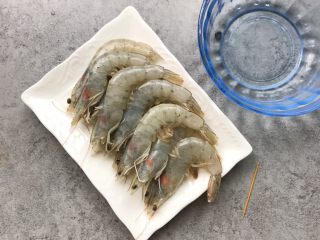 3、香辣虾,虾用牙签去除虾线