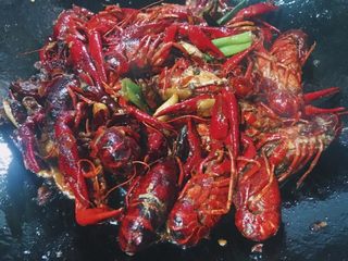 8、川味儿麻辣小龙虾,再倒入小龙虾 大火继续翻炒