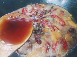 10、川味儿麻辣小龙虾,大火煮五分钟后开盖放适量蚝油提鲜 还可根据个人口味放入适量的盐和味精 再盖上盖子煮20分钟