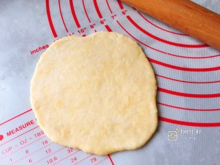 3、咸香芝麻饼,分割成45g的小面团，擀成正方形或者圆形。