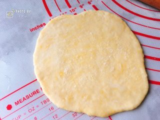 4、咸香芝麻饼,在中间撒上一层薄薄的盐。