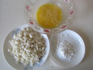 10、焦香土豆丸,准备好打散的蛋液、淀粉和馒头小丁；