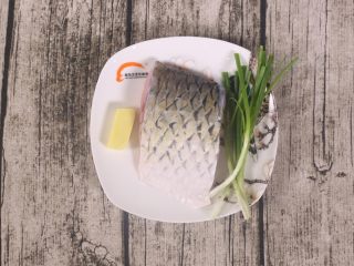 1、芝麻鱼条,原料准备 青鱼段 葱 姜