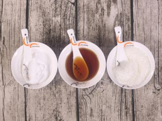 2、芝麻鱼条,盐 料酒 味精 各样要15g左右就够了