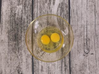 4、芝麻鱼条,鸡蛋起到粘合的作用