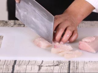 6、芝麻鱼条,然后将去皮的鱼段,改刀成小条,类似于长方体,长宽约1厘米,高约5到6厘米