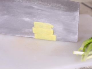 7、芝麻鱼条,切姜片 葱段