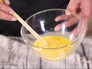 11、芝麻鱼条,鸡蛋打散,尽量搅匀