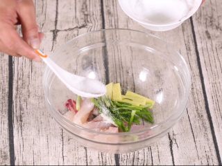 9、芝麻鱼条,先加入盐 味精