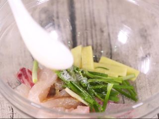 10、芝麻鱼条,再加入料酒腌制,注意翻拌腌制均匀