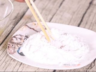 12、芝麻鱼条,步骤一鱼块裹上生粉