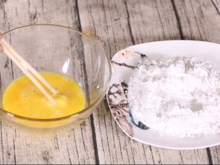 13、芝麻鱼条,步骤二放进鸡蛋液中 尽末