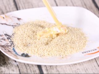 14、芝麻鱼条,在粘上芝麻,这个步骤不能急燥,要细心呀