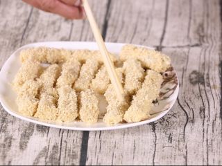 16、芝麻鱼条,准备好的鱼条,等待入锅油炸