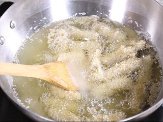 17、芝麻鱼条,下锅油炸油温要低,3成就好了,约90摄氏度,这样不容易焦掉