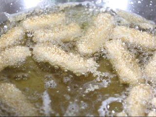 18、芝麻鱼条,炸的微黄就好了,鱼肉很容易熟,芝麻的原色也挺好看