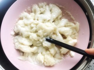 5、冰皮月饼,用筷子把面团搅散 加快晾凉