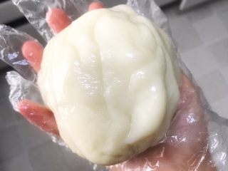 7、冰皮月饼,揉成一个均匀的大面团 放着晾一会