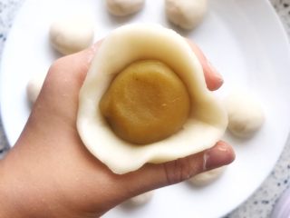 10、冰皮月饼,月饼皮不是越薄越好 捏成一个厚度均匀的面皮即可 包进去馅 收口收紧