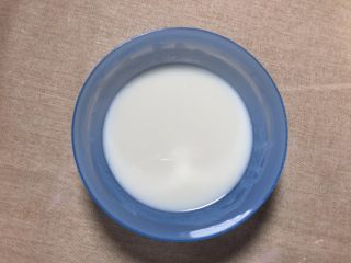 1、 可可漩涡蛋糕,玉米油和牛奶混合至没有油粒，形成奶油溶液