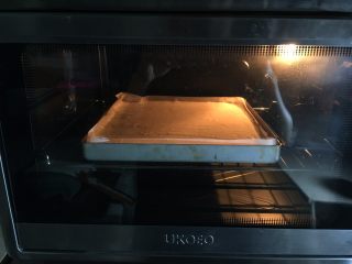 8、 可可漩涡蛋糕,送进预热好的烤箱中层，上下火160度，25分钟