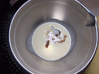 12、 可可漩涡蛋糕,150克淡奶油中加入15克糖粉和15克可可酱