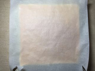 10、 可可漩涡蛋糕,把蛋糕取出放在网架上，上面盖一张干净的油纸