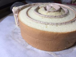 15、 可可漩涡蛋糕,取出一条条蛋糕，分别头尾相接的卷起来