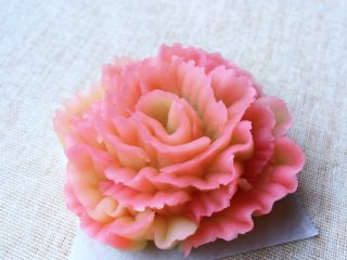 19、 可可漩涡蛋糕,裱出几朵不同颜色的康乃馨