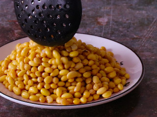 2、黄豆烧猪蹄,泡发后的黄豆捞出备用