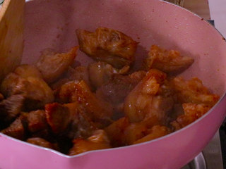 7、黄豆烧猪蹄,再放入猪蹄翻炒均匀直至上色