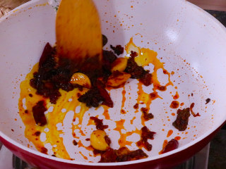 11、黄豆烧猪蹄,翻炒出红油