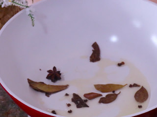 9、黄豆烧猪蹄,热锅凉油把八角桂皮香叶花椒粒小火炒出香味