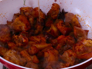 12、黄豆烧猪蹄,放入猪蹄翻炒均匀后放入生抽蚝油料酒翻炒均匀