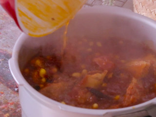 15、黄豆烧猪蹄,把猪蹄倒回高压锅中